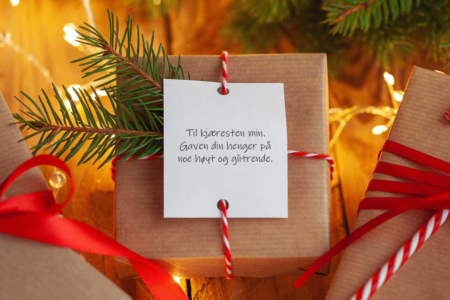 en gaveeske med en rebus lapp under juletreet