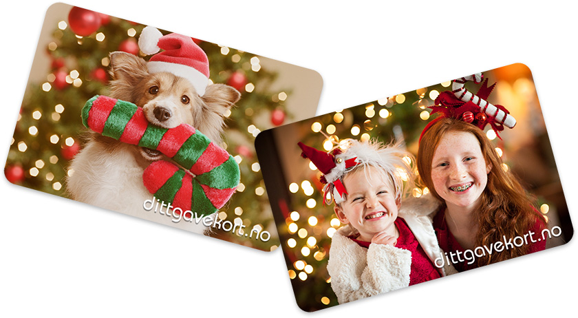 to gavekort med søt hun som har en julenisse lue og med en leketøy og et gavekort med bilde av to barn som smiler foran juletre