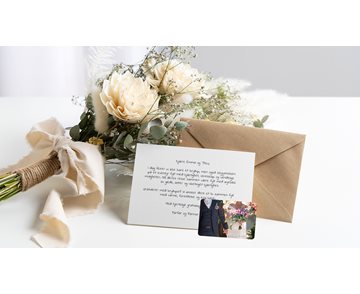 Tørket blomsterbukett, håndskrevet bryllupskort og dittgavekort med bilde av brudeparet plassert på lysbakgrunn