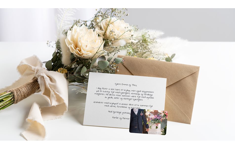 Tørket blomsterbukett, håndskrevet bryllupskort og dittgavekort med bilde av brudeparet plassert på lysbakgrunn