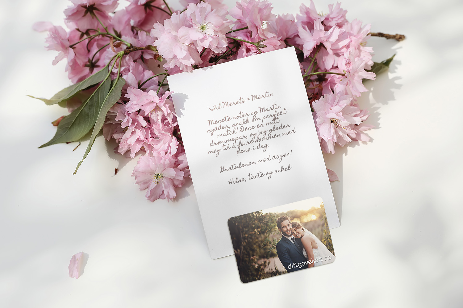rosa blomsterbukett, kort og dittgavekort med egnet design