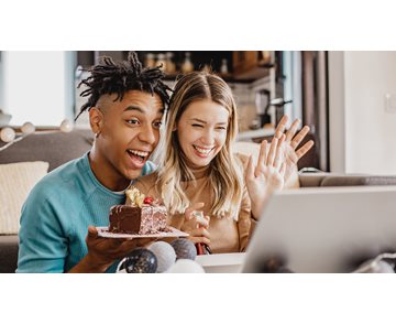 Ungt par feirer bursdag via videosamtale hjemme