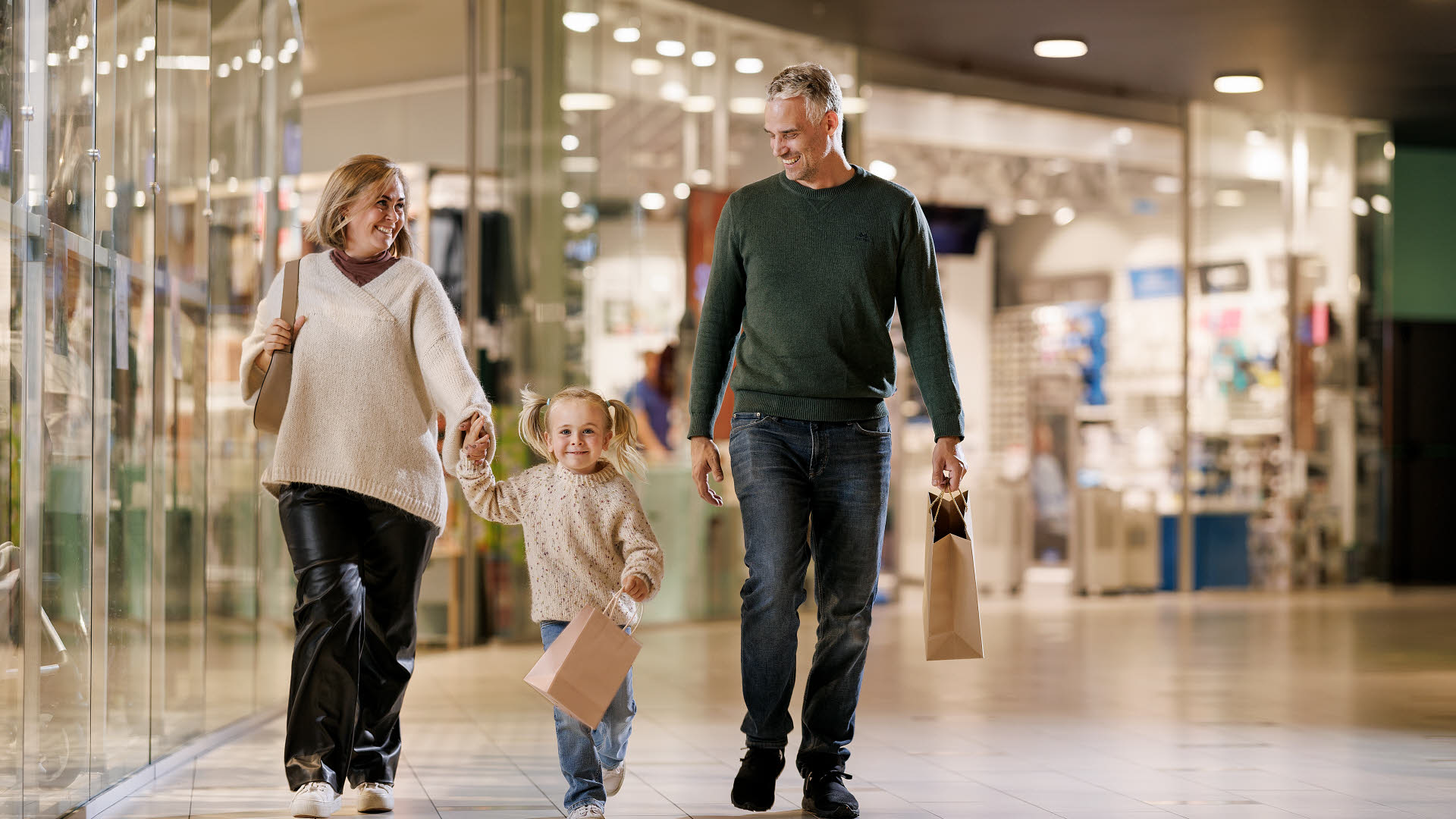 Bilde av en familie på Strømmen Storsenter