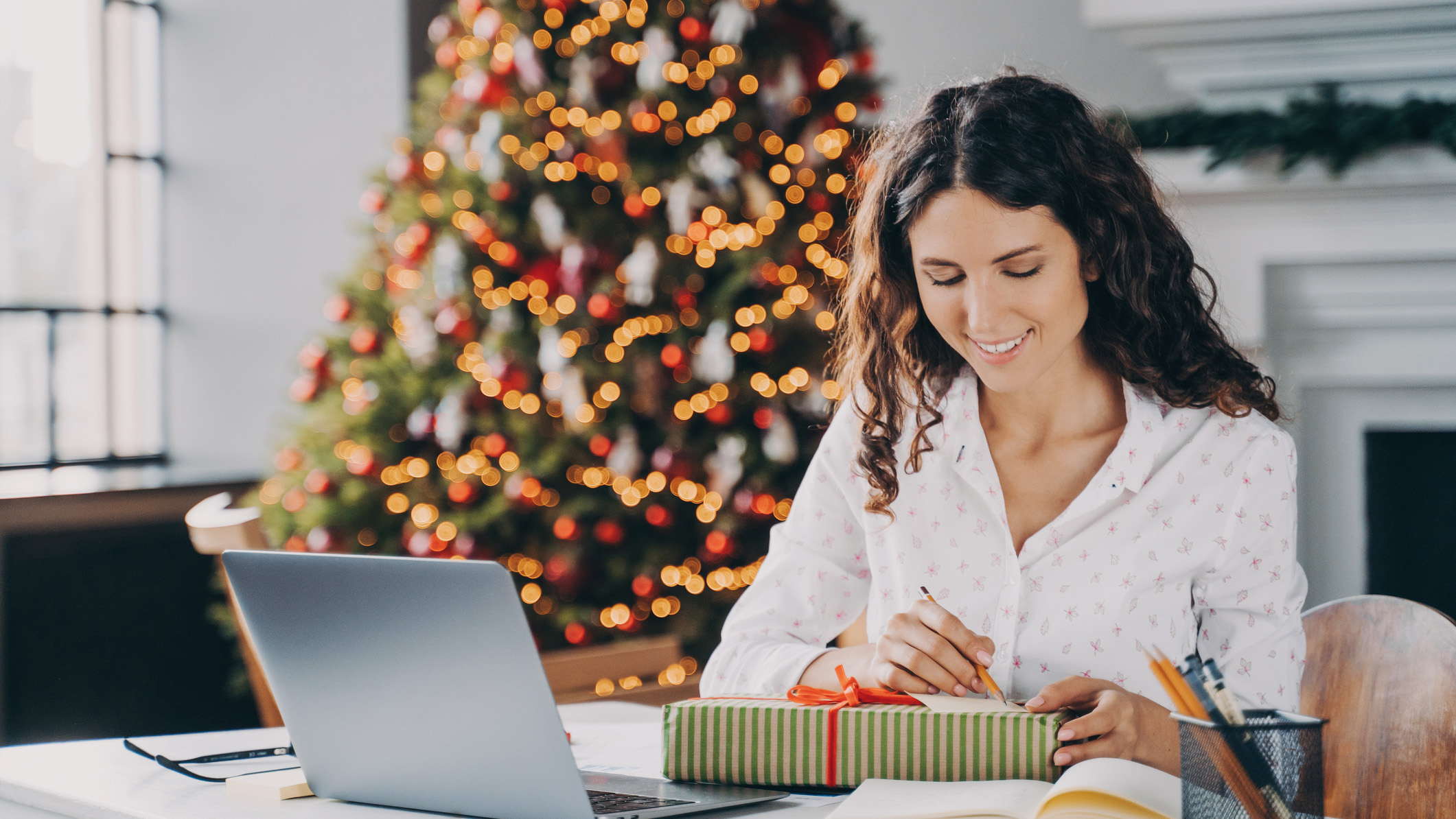 Foto av ansatt som får en julegave og blir overrasket.