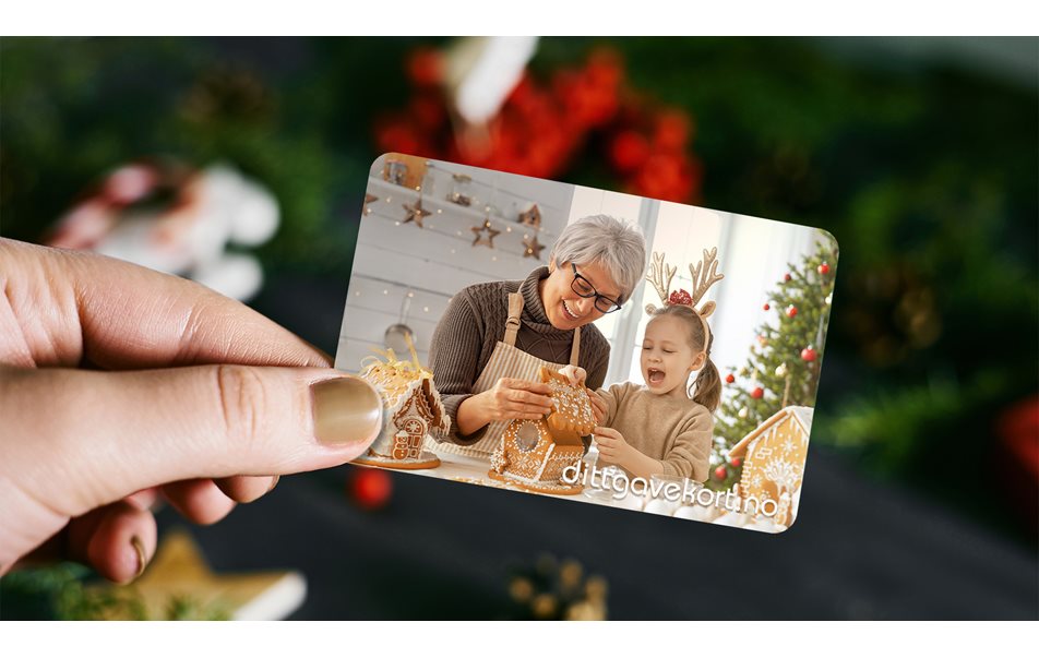 Dame som holder dittgavekort med personlig design