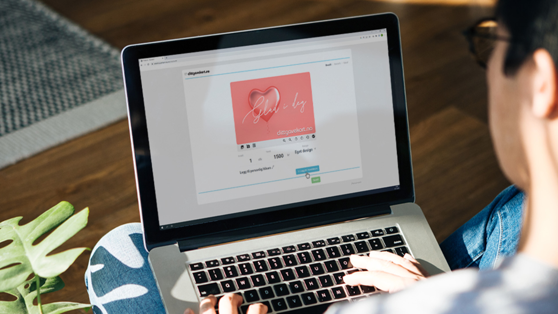 mann som personaliserer gavekort på dittgavekort.no