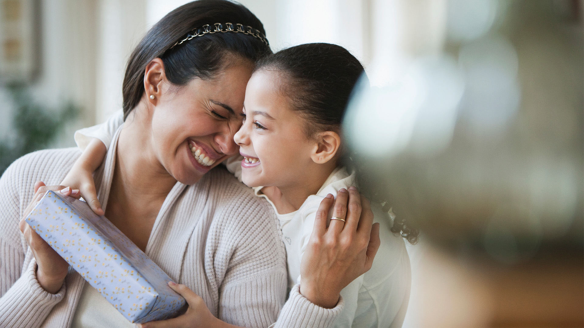Datter overrasker mor med gavekort til morsdag
