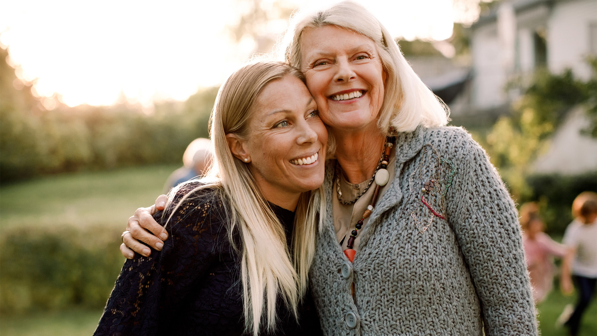 mor og datter som smiler og klemmer hverandre