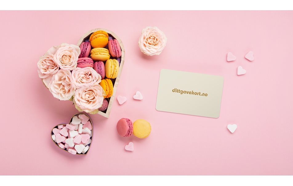 Dittgavekort med hjerteformet boks med makroner og roser og hjerteformet godteri på rosa bakgrunn